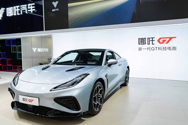 佛山290哪吒汽车在智能汽车领域的表现，领途汽车在新能源汽车市场中的影响力